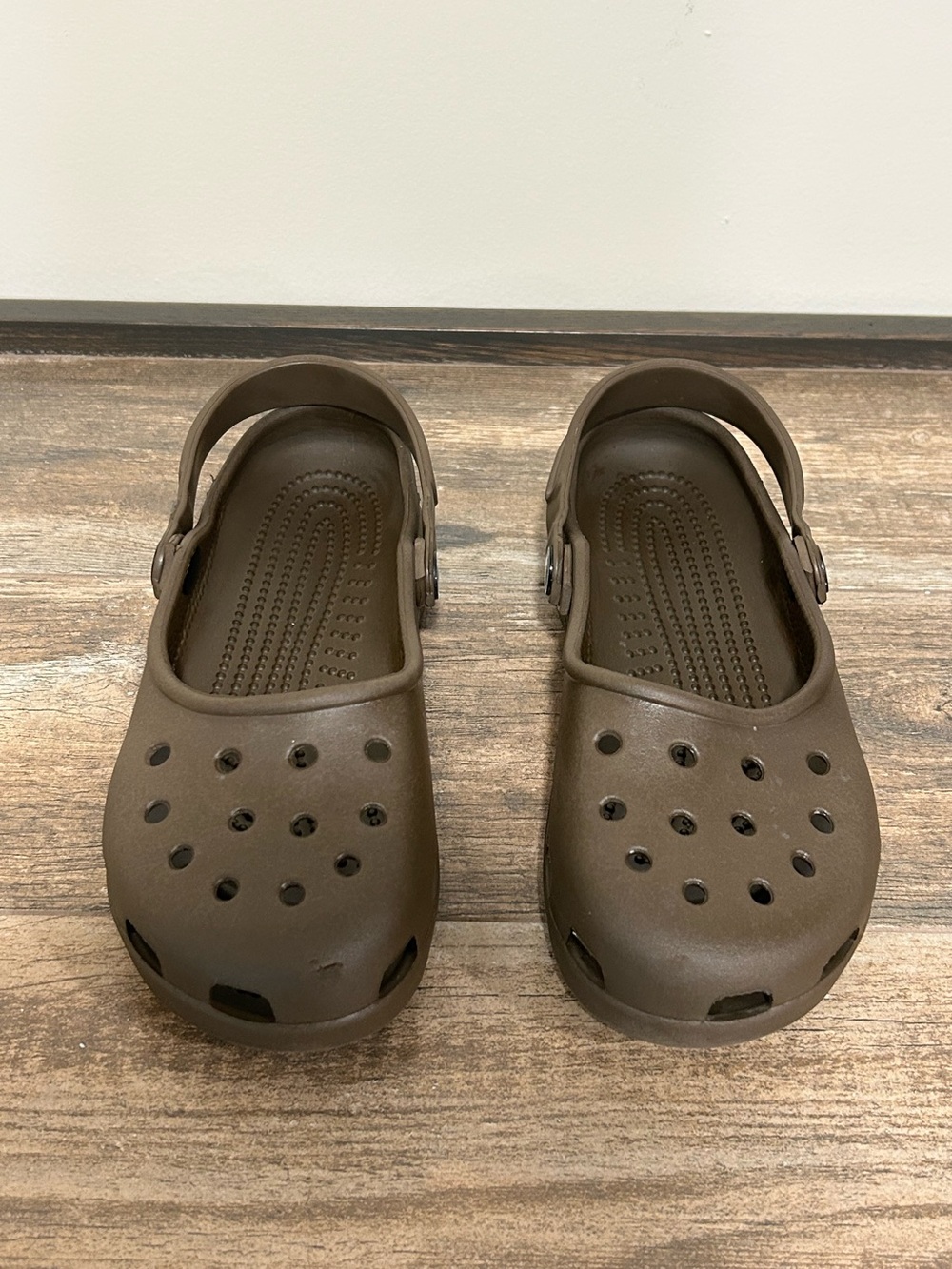 CROCS women’s size 7 Brown Classic Clog Mary Jane shoes toe flaw